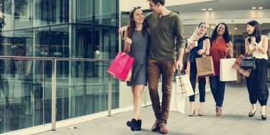 Alışveriş çantalı arkadaşlar.