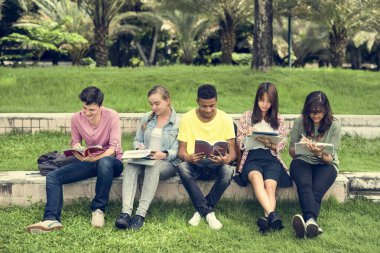 Neşeli öğrenciler iyi eğlenceler