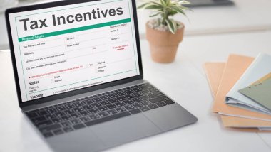 ekranda metin olan dizüstü bilgisayar