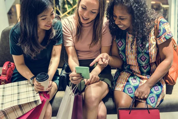 Chicas con móviles y bolsas de compras — Foto de Stock
