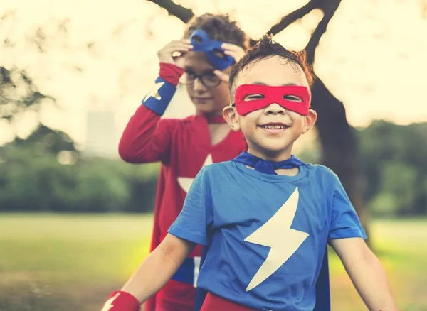 Superhrdina děti hrají spolu — Stock fotografie