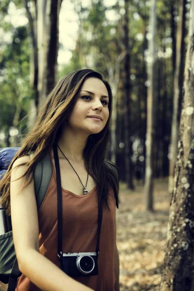 Viajante feminino na floresta — Fotografia de Stock