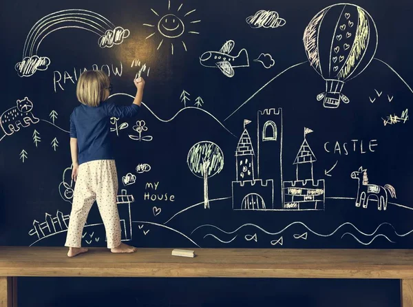 Niña escribiendo en pizarra — Foto de Stock