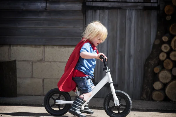 Supereroe ragazzo giro in bicicletta — Foto Stock