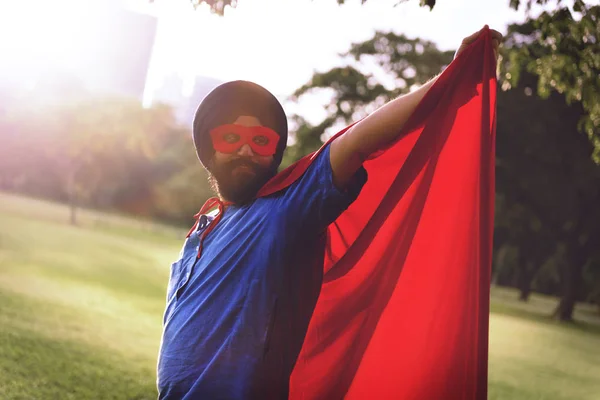 Hombre indio disfrazado de superhéroe y máscara — Foto de Stock