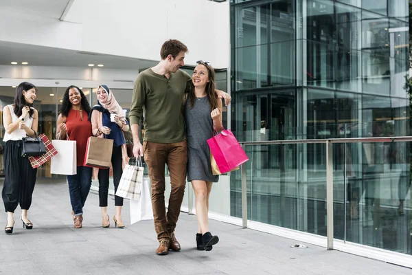 Mensen lopen bij winkelcentrum — Stockfoto