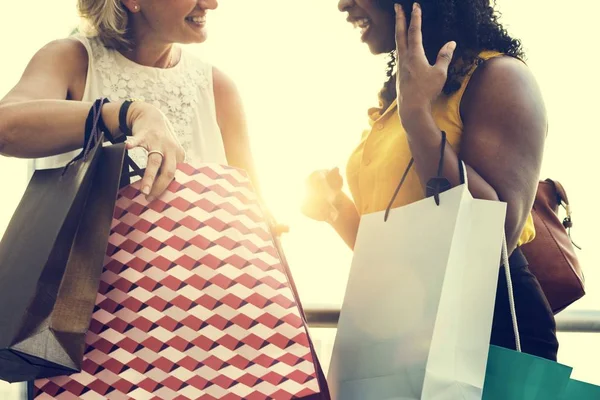 Mujeres con bolsas de compras —  Fotos de Stock