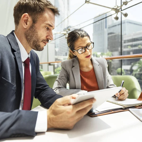 Empresários discutindo trabalho — Fotografia de Stock