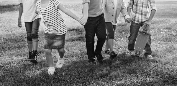 Les enfants jouent au parc — Photo