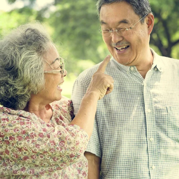 Pareja mayor Relájese en el parque — Foto de Stock