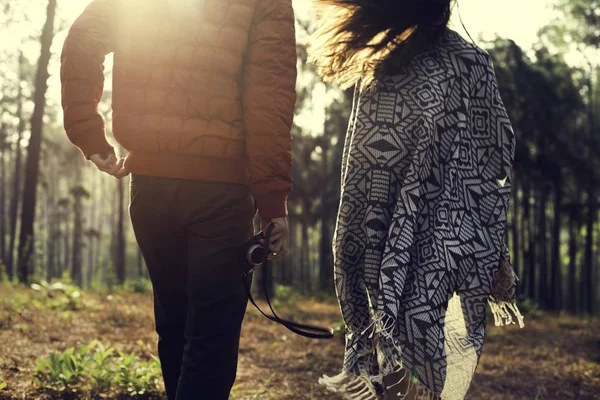 Par hålla händerna i skogen — Stockfoto