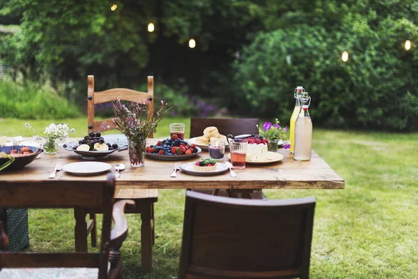 Tablo ile yiyecek öğle yemeği için devam eder