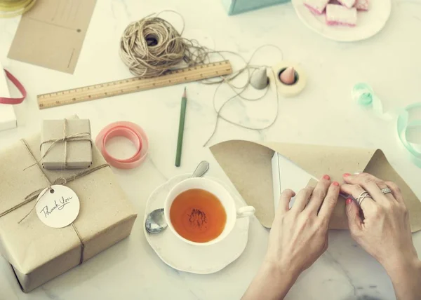 Mujer envoltura regalo —  Fotos de Stock