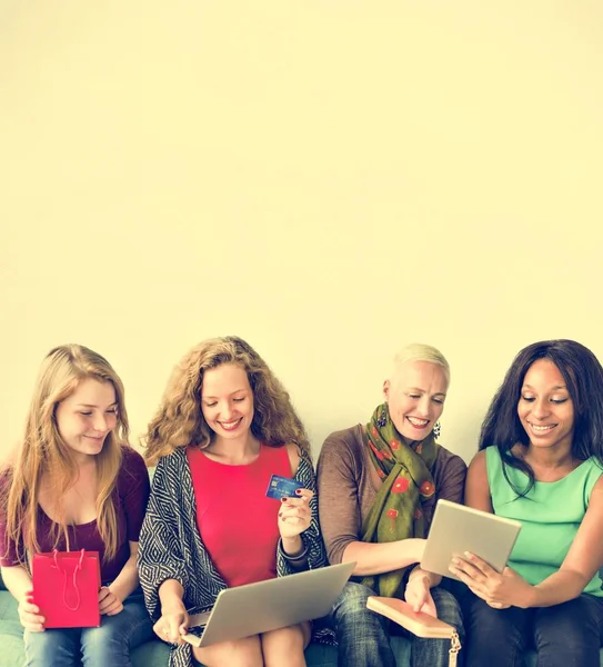 Mujeres amigos se sienta en el sofá — Foto de Stock