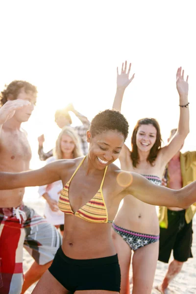 Ludzie tańczą na Beach Party — Zdjęcie stockowe
