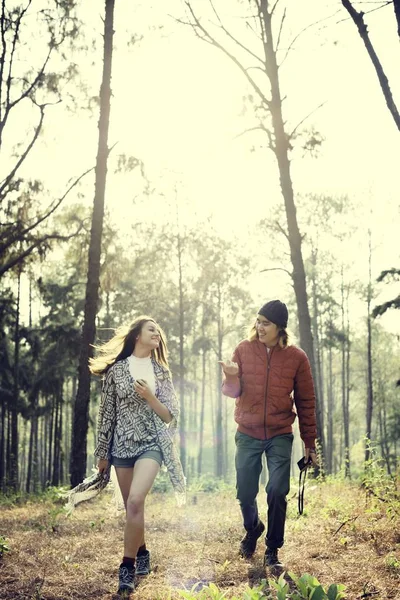Молодая пара путешественников в лесу — стоковое фото