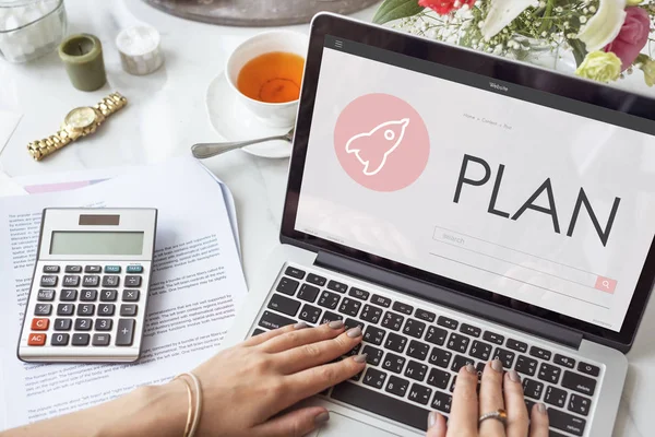 Woman working on laptop — Stock Photo, Image