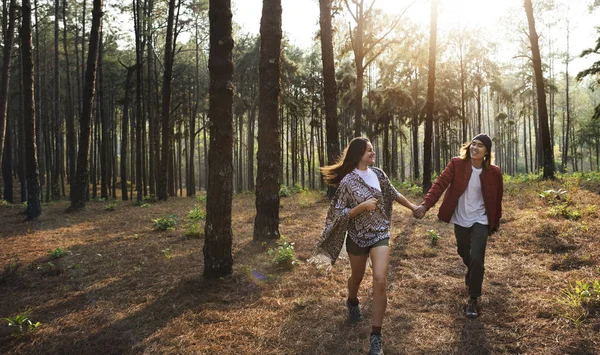 Пара тримає руки в лісі — стокове фото