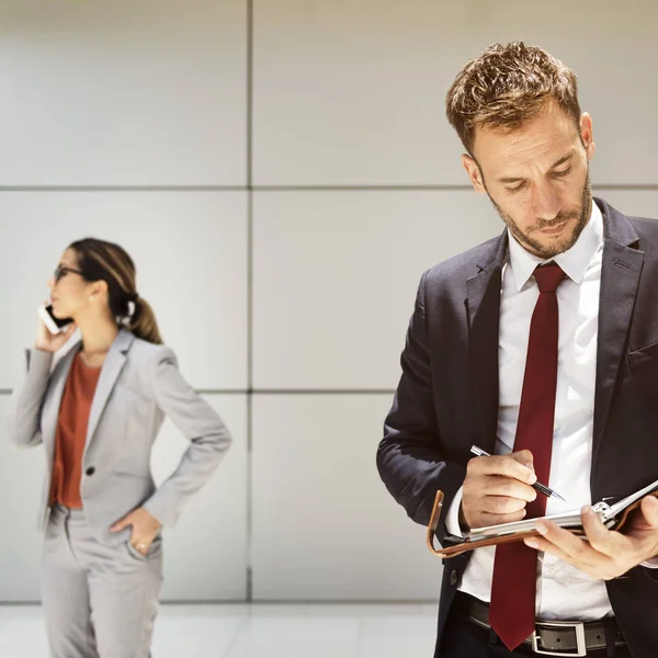 Mensen uit het bedrijfsleven oplossen zakelijke problemen — Stockfoto