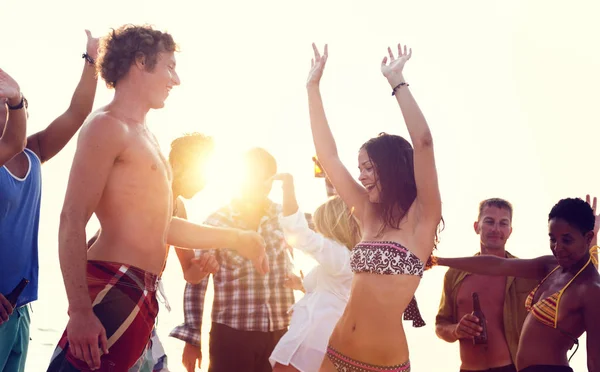 Persone che godono di festa in spiaggia — Foto Stock