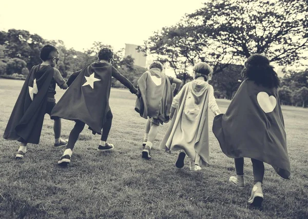 Superhelden-Kinder spielen zusammen — Stockfoto