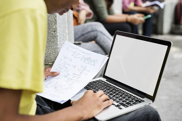 Student met behulp van laptop in straat — Stockfoto