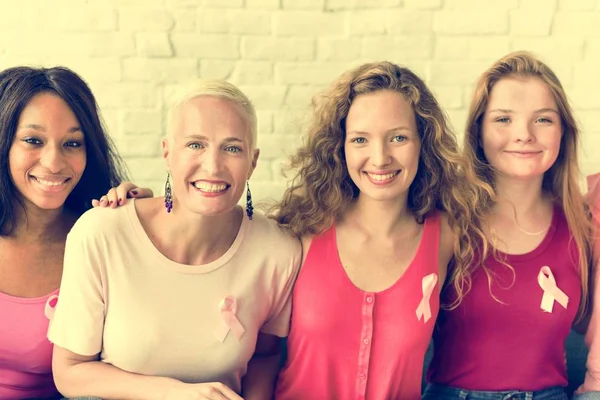 Sokszínűség nők rózsaszín szalag — Stock Fotó
