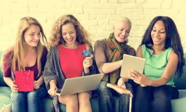 kadın arkadaşlar koltukta oturur 