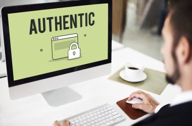 Ofiste çalışan bir iş adamı.