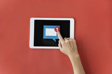 Tablet ekran dokunaklı kadın