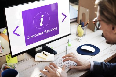 Bilgisayar klavyesinde yazan iş adamı