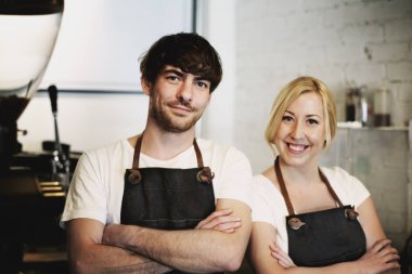 Garson ve kafede çalışan barista