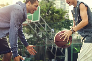 adam ve çocuk basketbol oynarken