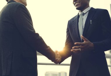 başarılı iş insanlar el sıkışma