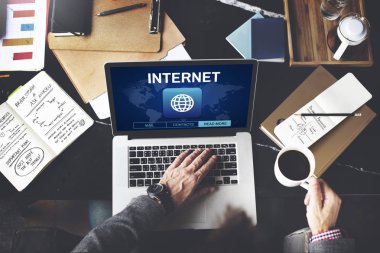 İşyeri masada dizüstü bilgisayar kullanan adam