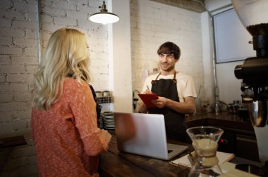 Barista ve müşteri restoranda