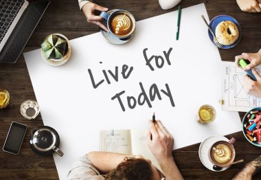 toplantıda çeşitli insanlar