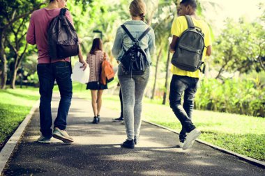Öğrenciler arasında park Üniversitesi'ne gitmek