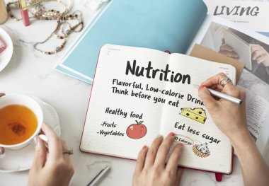 Günlüğe notlar yazan kadın