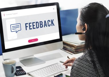 Bilgisayarda çalışan iş kadını 