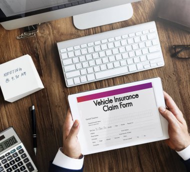 Dijital tablet kullanan işadamı