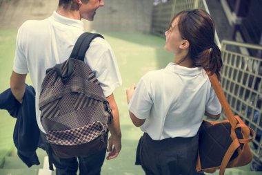 Çeşitli Öğrenciler üniversite üniformalı