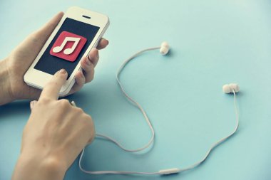 insan elinden tutarak cep telefonu