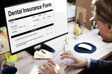 Bilgisayar klavyesinde yazan iş adamı