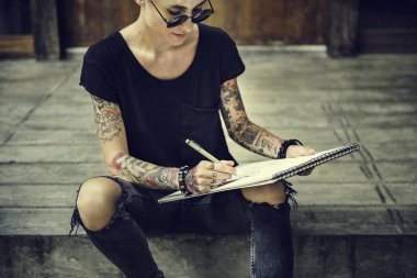 Çizim dövmeli kadın