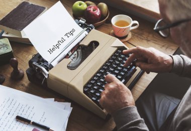 Typewriting makinede yazarak gazeteci adam