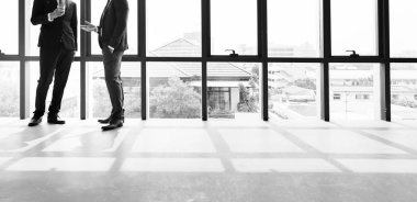 Ofiste çalışan iş adamları.