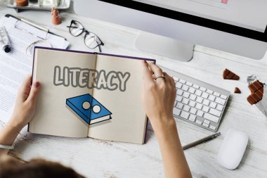  Kitap okuyan bir kadın.