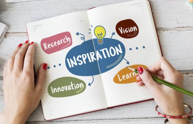 Günlüğe notlar yazan kadın