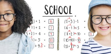 Gülümseyen güzel kızlar